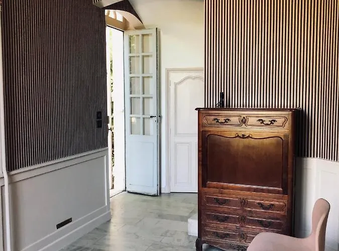 Le Chateau Du Chatelard Bed & Breakfast Lancié